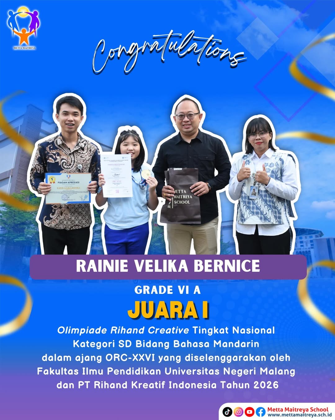 Penyerahan hadiah oleh Kepala Sekolah kepada Murid yang telah meraih prestasi dalam Lomba Olimpiade Rihand Creative Tingkat Nasional Kategori SD Bidang Bahasa Mandarin dalam ajang ORC-XXVI